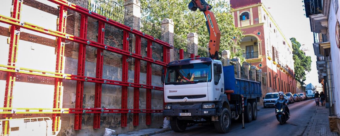 LAS OBRAS DE LA REHABILITACIÓN DEL CERRAMIENTO DEL PALACIO MUNICIPAL FINALIZARÁN EN FEBRERO