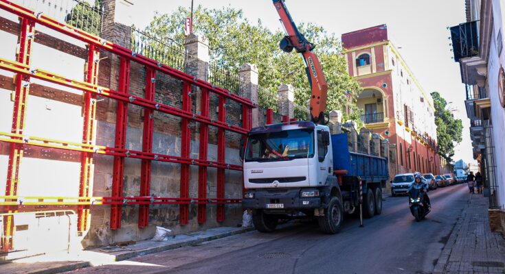 LAS OBRAS DE LA REHABILITACIÓN DEL CERRAMIENTO DEL PALACIO MUNICIPAL FINALIZARÁN EN FEBRERO